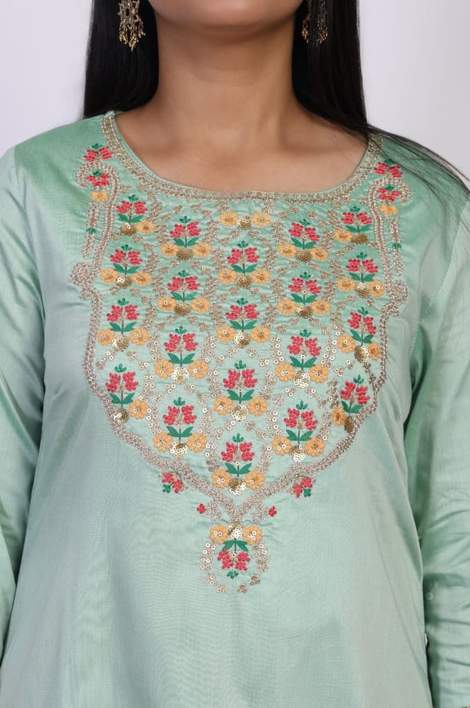 Green Embroidered Straight Kurta — photo 3