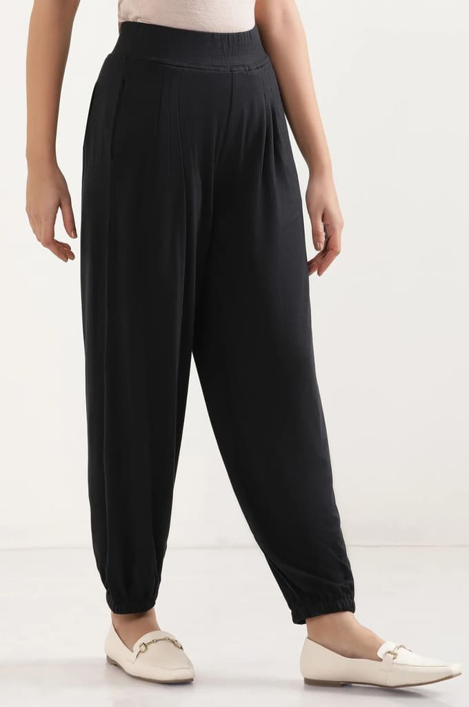 Black Solid Loose Fit Pants With Pleated Detail — photo 5
