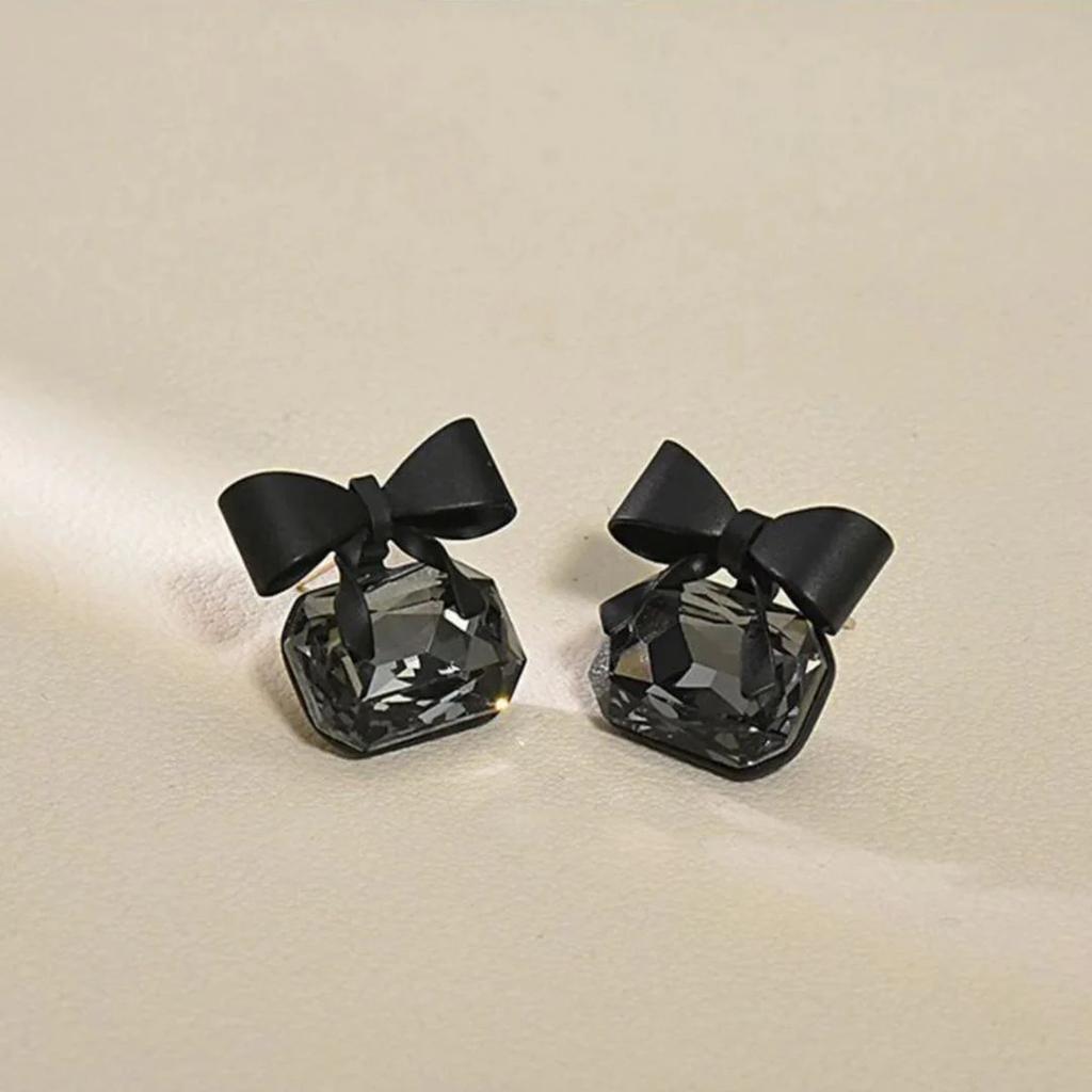Bow Shaped Earrings | Elegant and Timeless Jewelry — photo 6