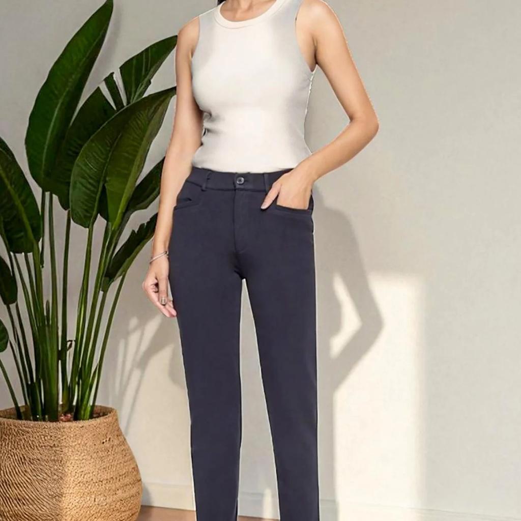 Black Solid Slim fit Trousers in Ankle Length