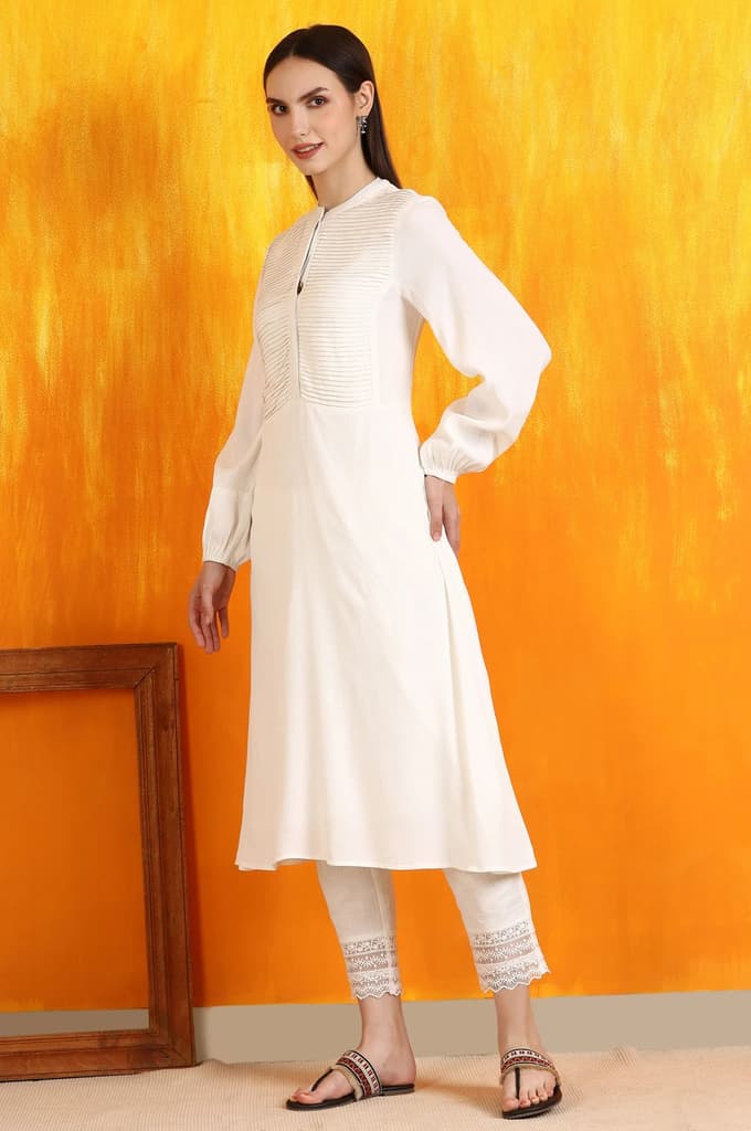 White Solid Pleated Yoke Moss Textured Straight Kurta — photo 4