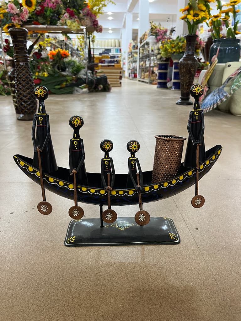 A black and yellow plate with a crown | Unknown