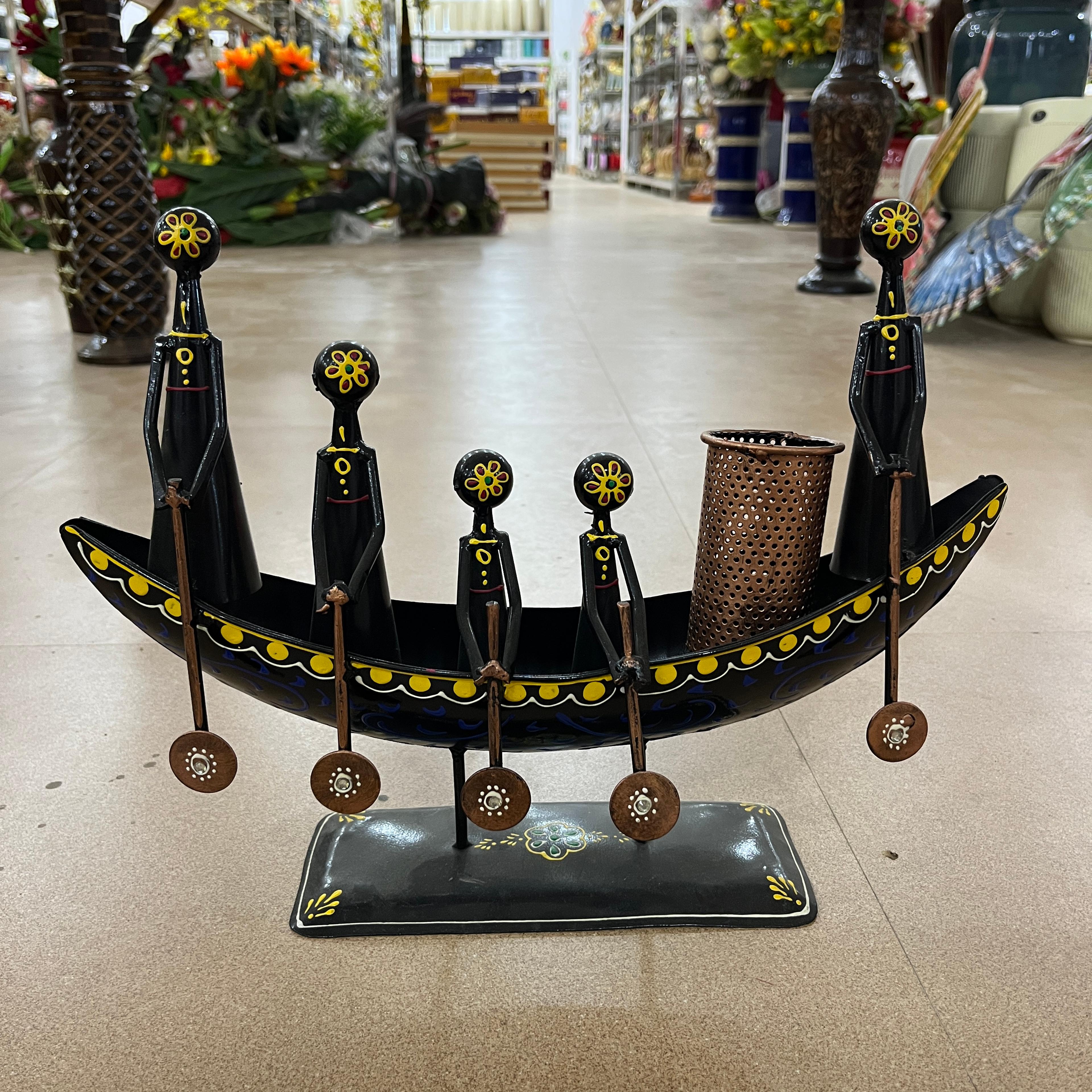 A black and yellow plate with a crown | Unknown