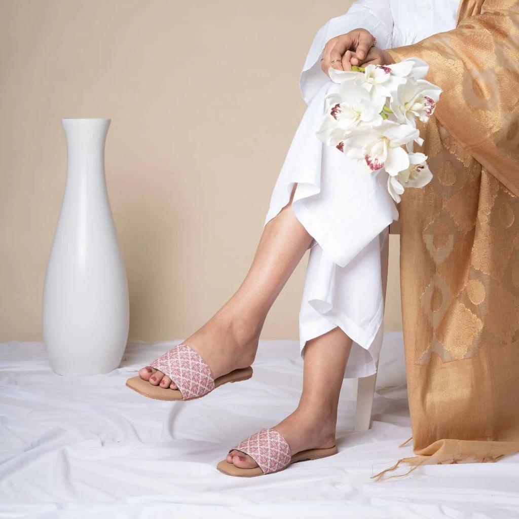 Chamoli Motif Casual Flats — photo 6