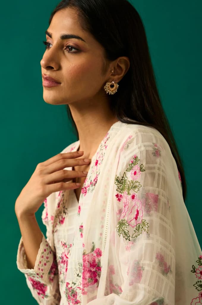 Off White Dori Embroidery Flared Silver Chiffon Kurta, Pants and Dupatta Set — photo 2