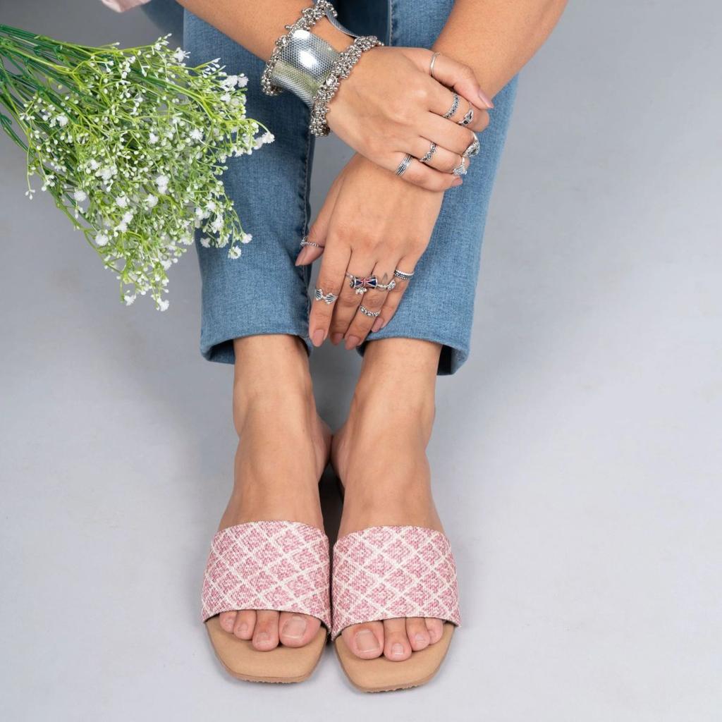 Chamoli Motif Casual Flats — 36