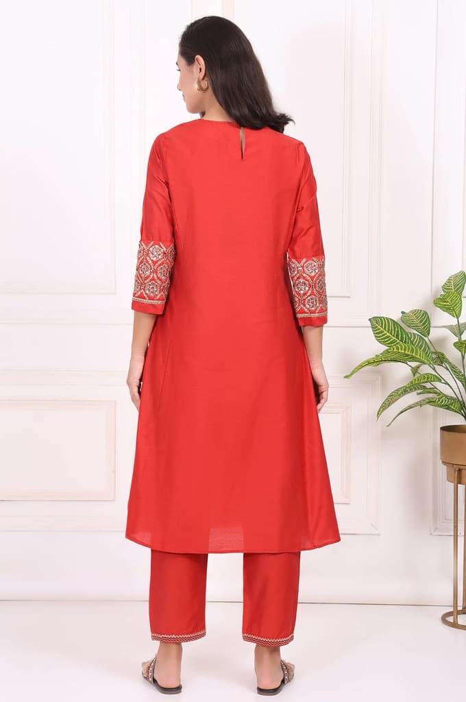 Red Solid Metallic Embroidered Straight Kurta — photo 5