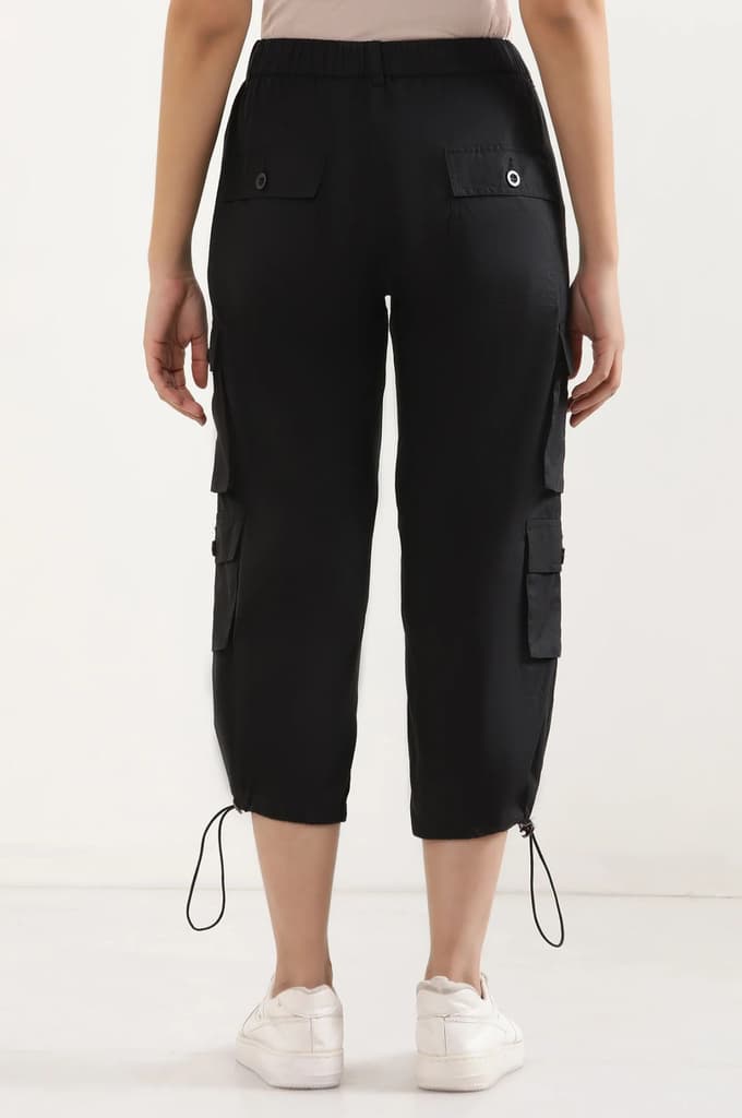 Black Solid Straight Fit Cotton Cropped Pants With Drawstring — photo 4