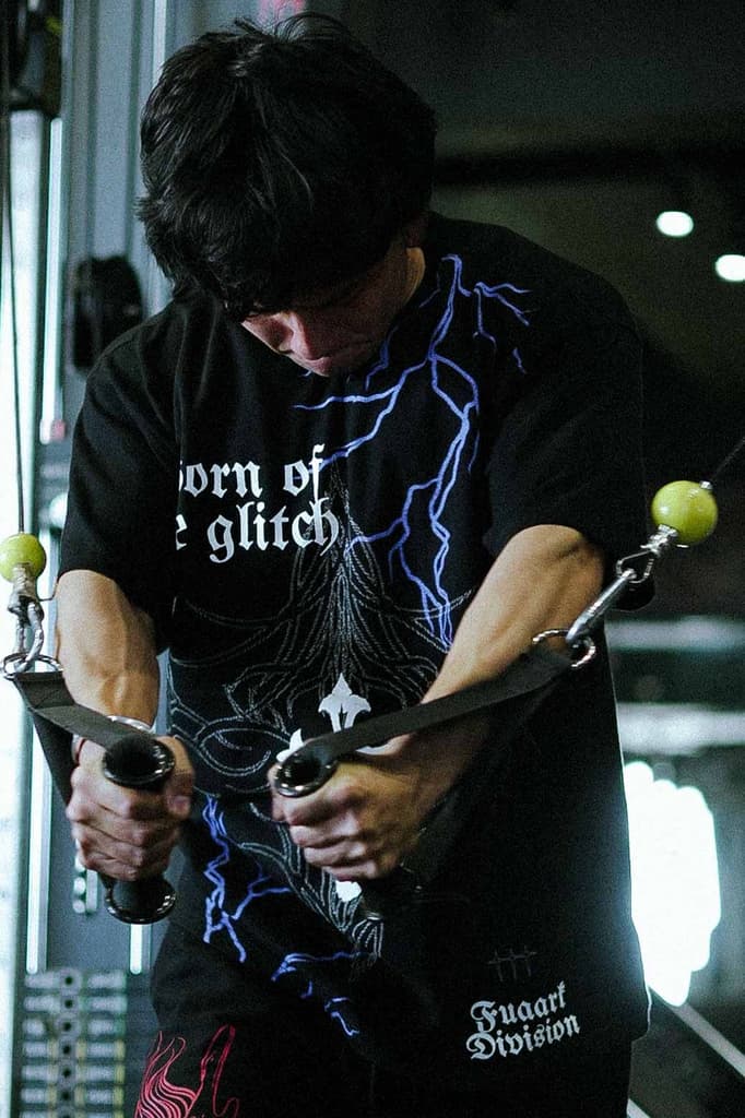 Born Of The Glitch Oversized T-shirt Black — photo 2