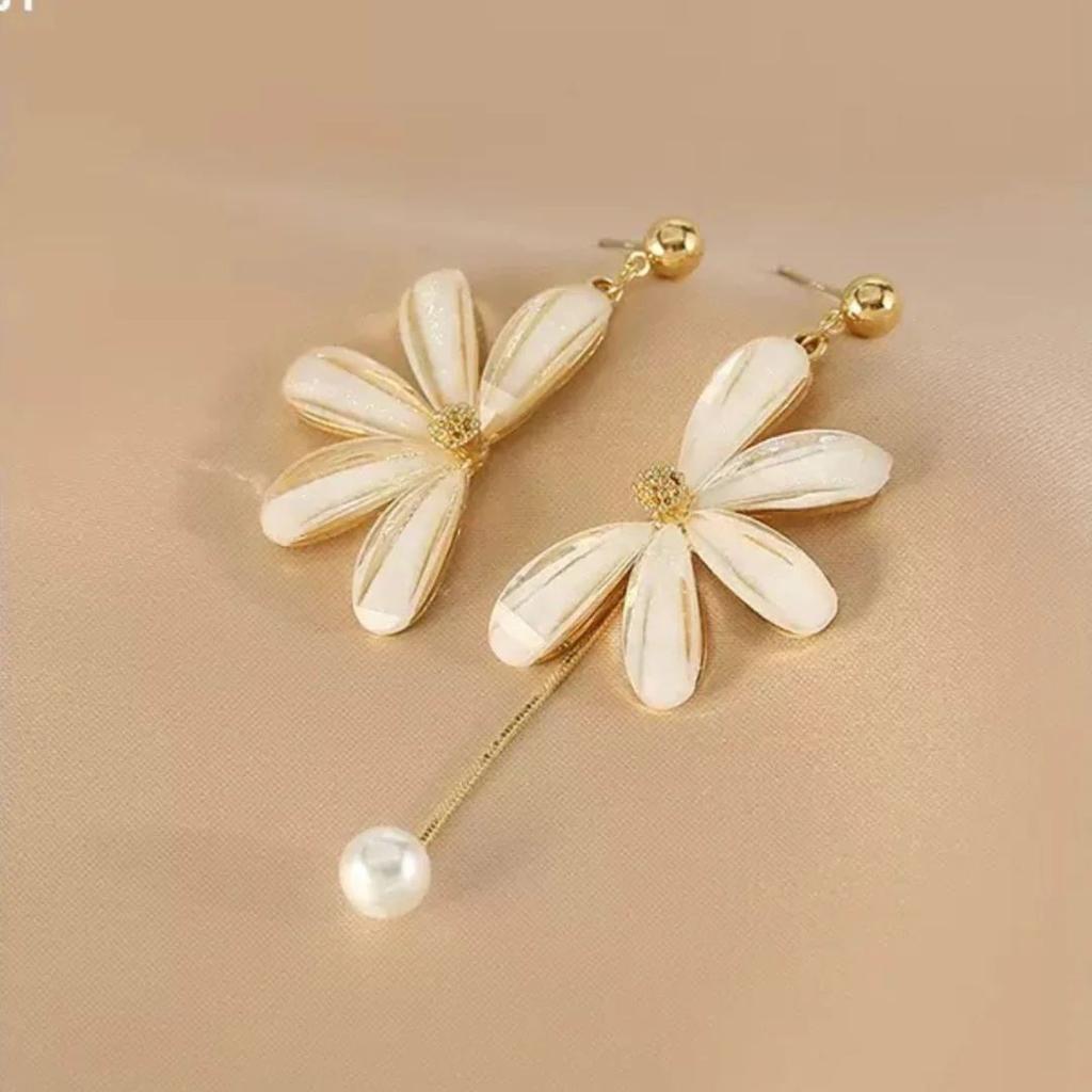 Twist of Daisy – Asymmetrical Floral Drop Earrings with Pearl — photo 4