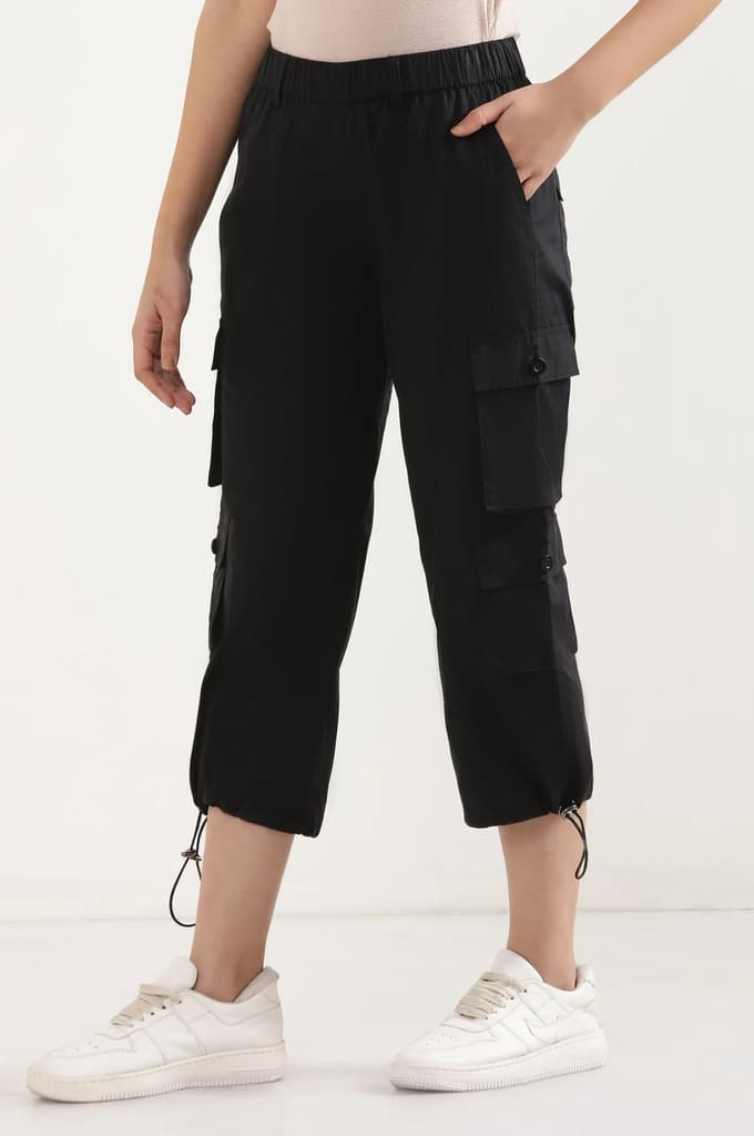 Black Solid Straight Fit Cotton Cropped Pants With Drawstring — photo 3