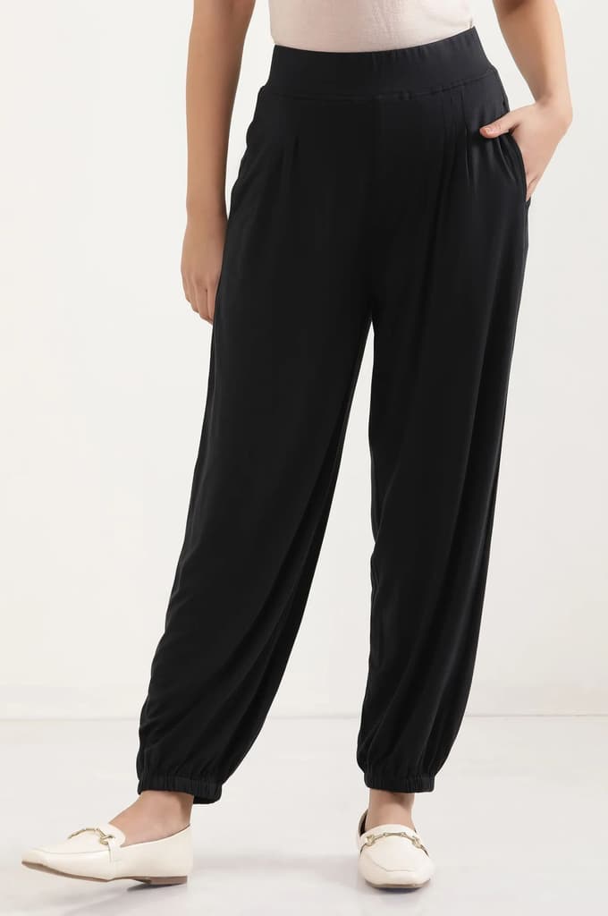 Black Solid Loose Fit Pants With Pleated Detail — photo 2