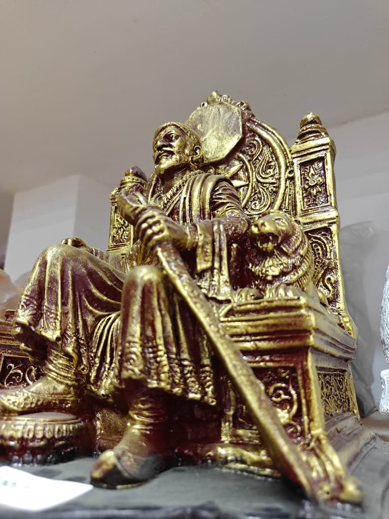 Gold Statue of a King | Sculpture | Bronze | Gold