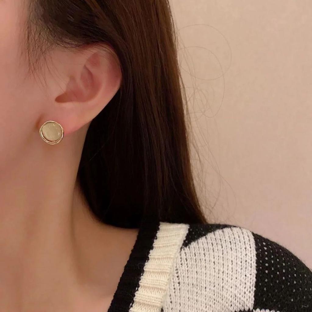 Minimalist Gold Circle Stud Earrings – Elegant Round Mother-of-Pearl Design