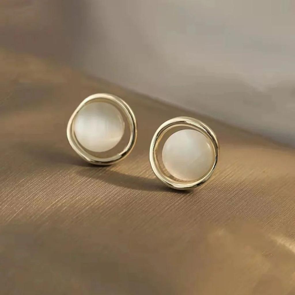 Minimalist Gold Circle Stud Earrings – Elegant Round Mother-of-Pearl Design — Gold