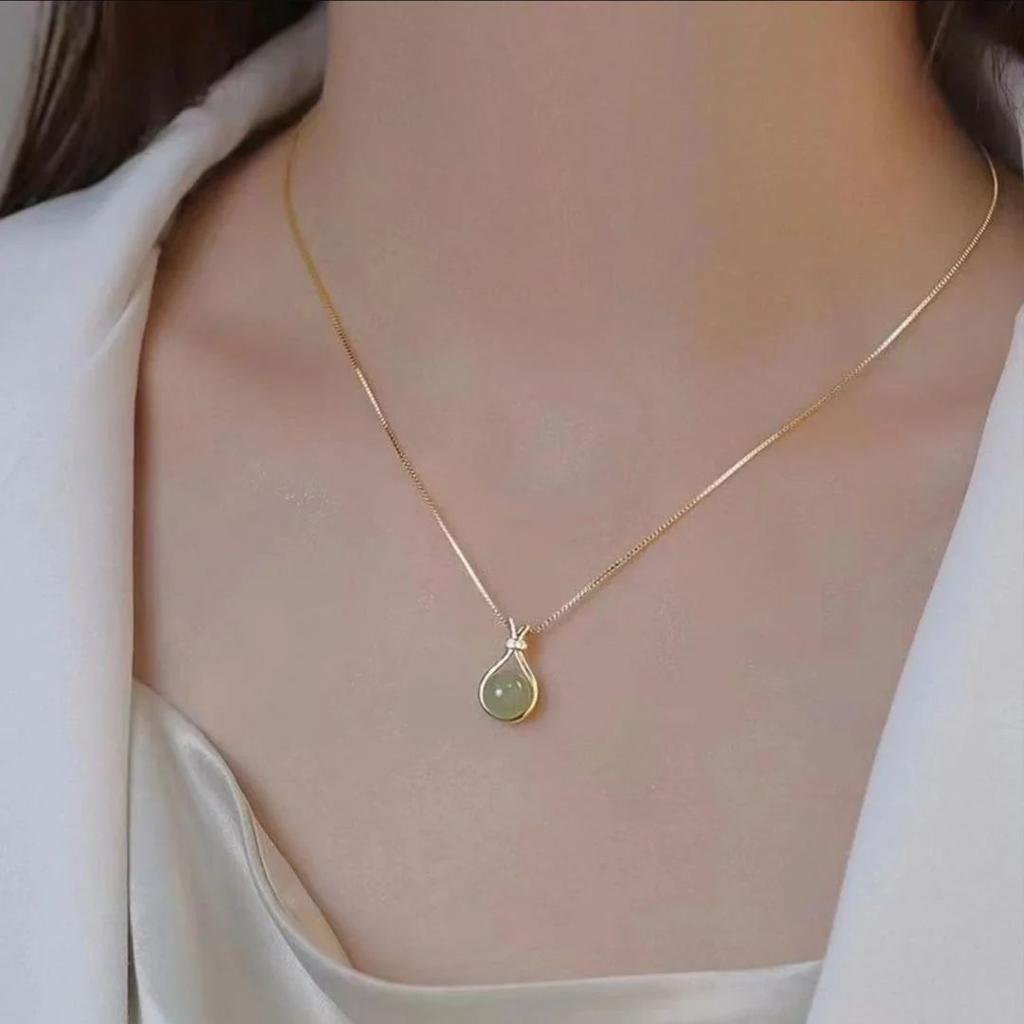 Elegant Teardrop Pendant Necklace – Jade Color Charm