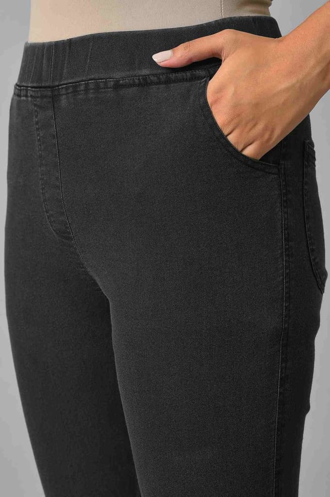 Black Solid Skinny Fit Denim Jeggings With Pintuck Detail — photo 7