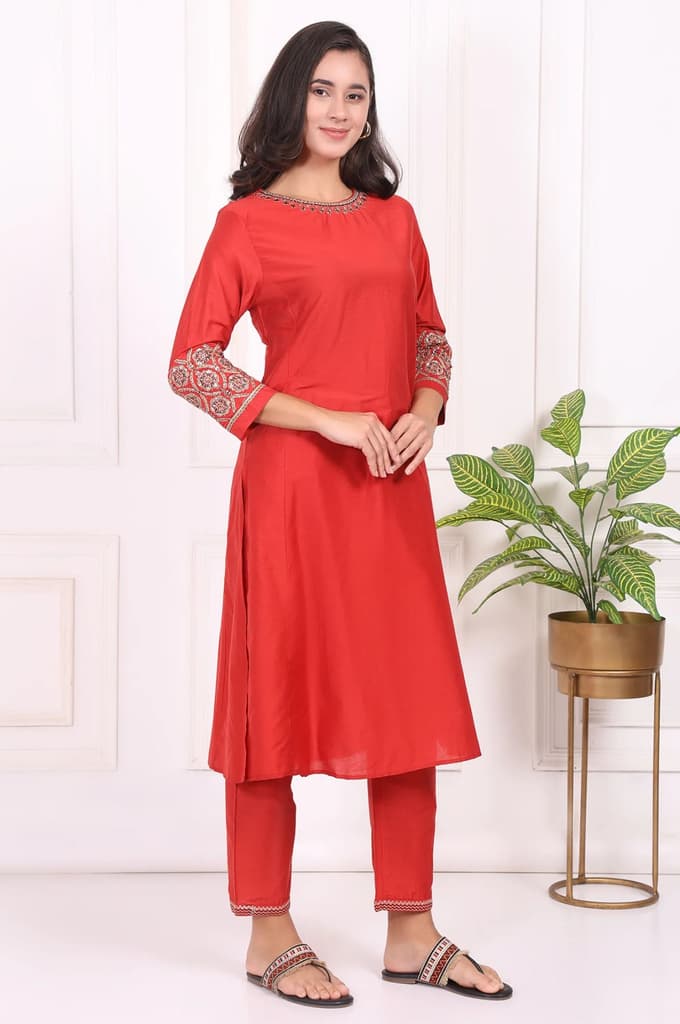 Red Solid Metallic Embroidered Straight Kurta — photo 6