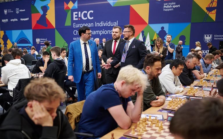 Od lewej: Adam Mokrysz (Grupa Mokate), Łukasz Turlej (Sekretarz Generalny FIDE) oraz Marcin Krupa (Prezydent Miasta Katowice)