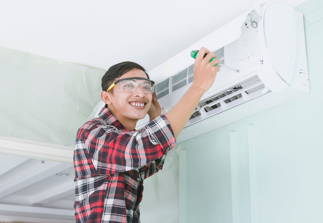 air conditioner repair technician
