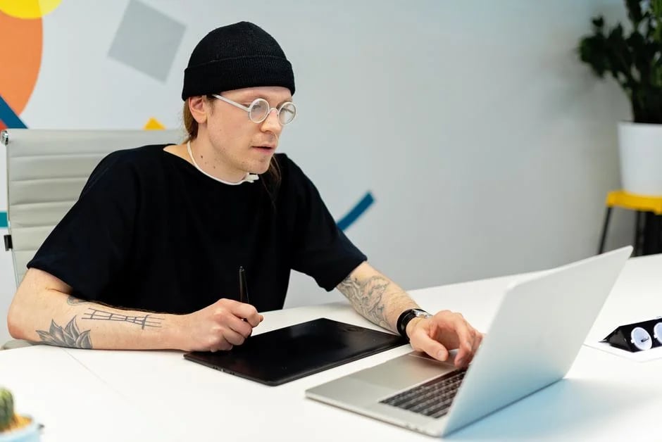 Image describing How to Become a Freelance Designer in 2026 Fast?