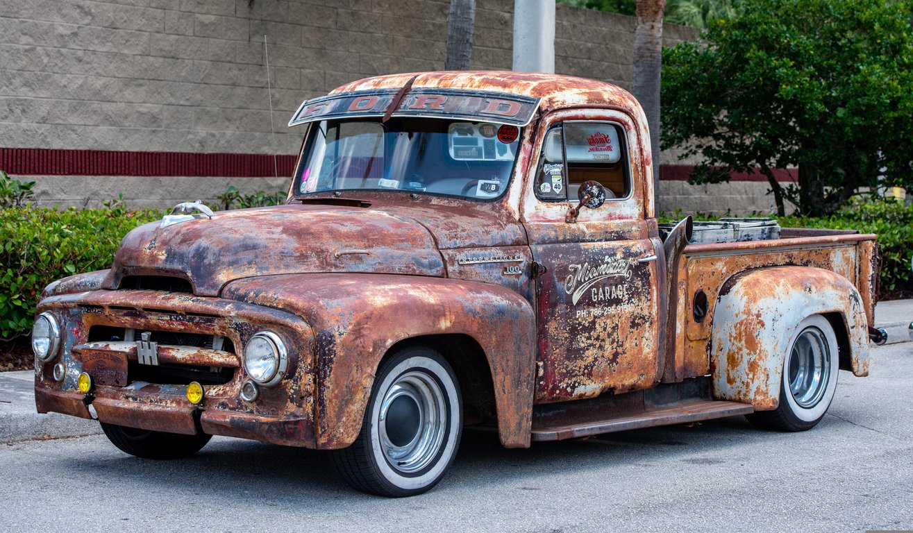 pickup truck towing trailer