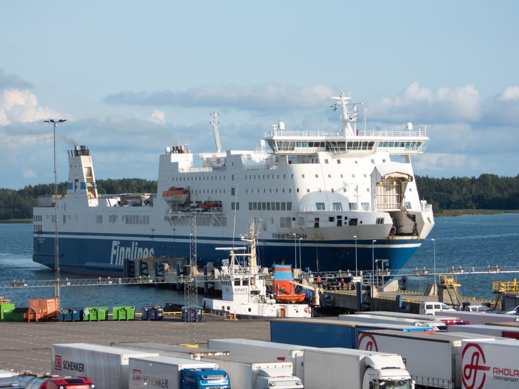 semi truck freight loading