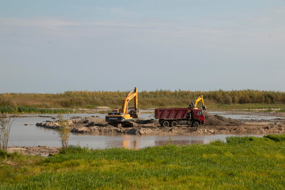articulated dump truck