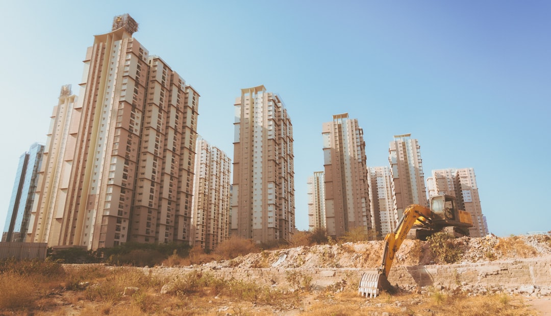 Big Earth Mover Buying Guide: Match Capacity, Costs, and Jobsite Demands