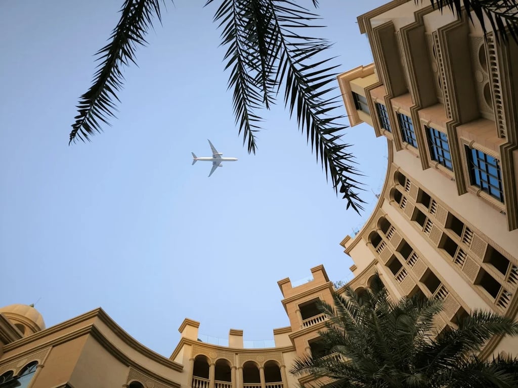 "مقصورة الدرجة الأولى في طيران الاتحاد مع مقاعد فاخرة وتصميم أنيق، تقدم تجربة سفر لا مثيل لها."