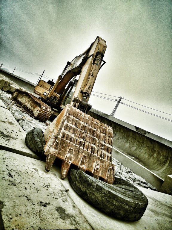 mobile mechanic repairing excavator