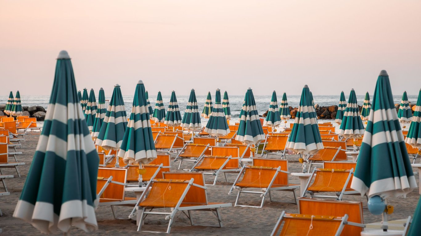 Portable Beach Shade: How to Choose Stable, Packable Sun Protection
