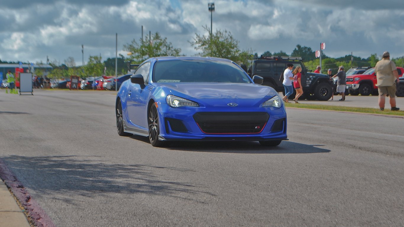 sports car tire tread