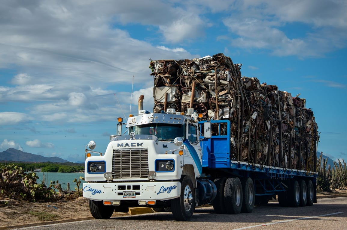 Heavy Truck Towing: Essential Equipment, Weight Limits, and Safety Checks
