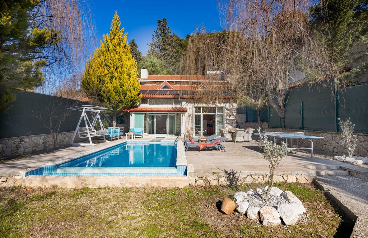 Hydropool Swim Spa: Is It the Right Backyard Investment for Your Home?