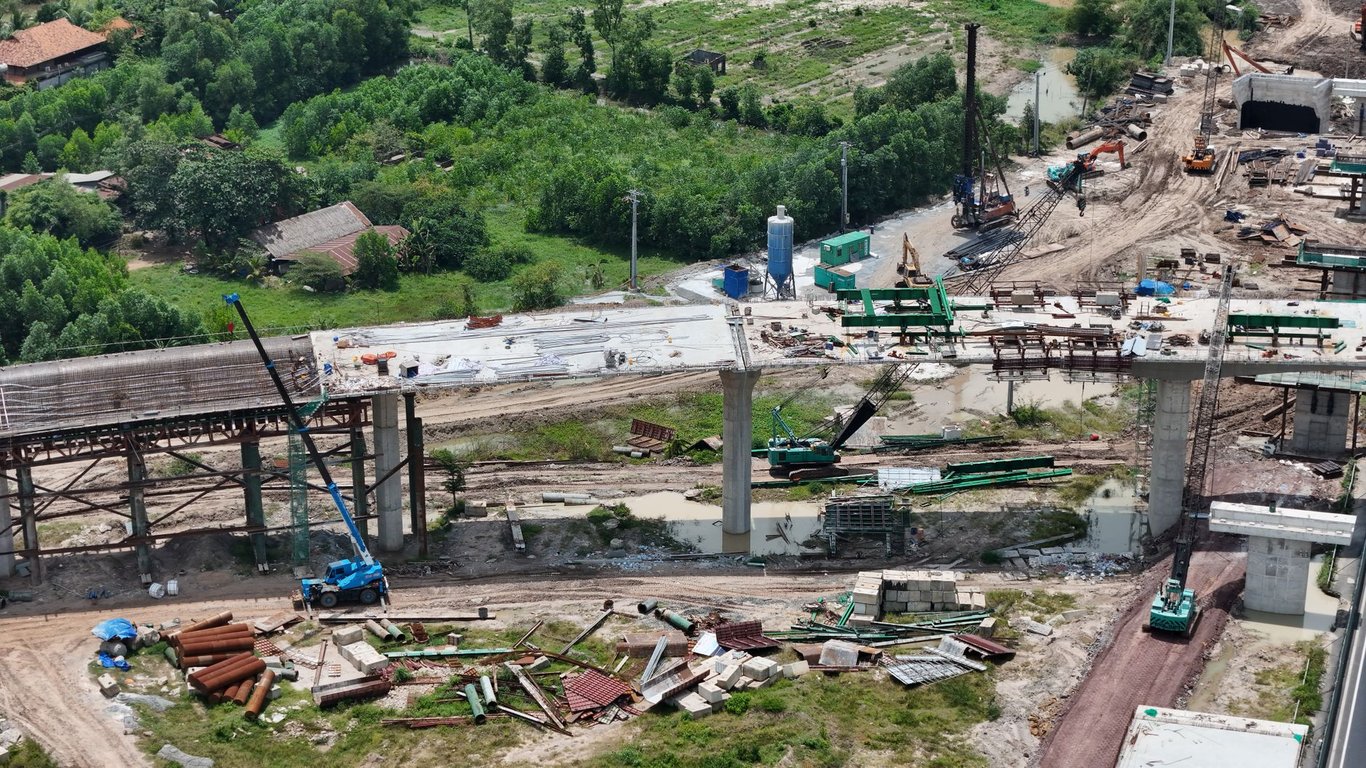 Biggest Earth Moving Equipment: Capacity, Costs, and Jobsite Fit