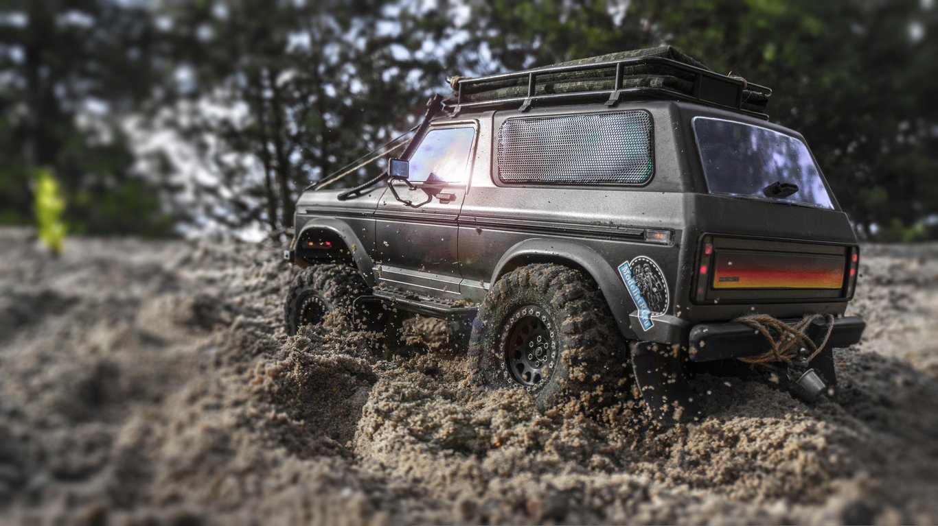 Ford Bronco towing trailer