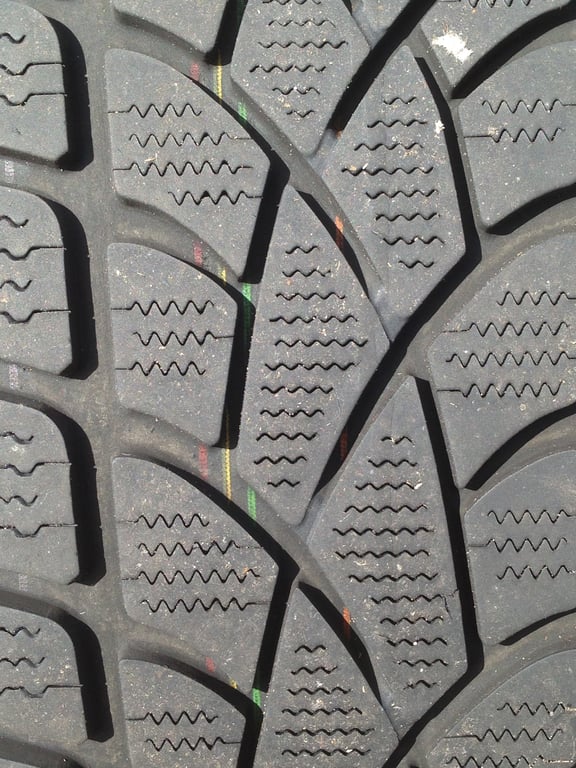 asymmetric tire tread