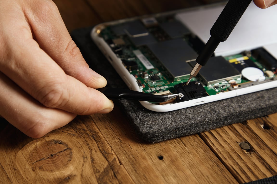 air conditioner repair technician