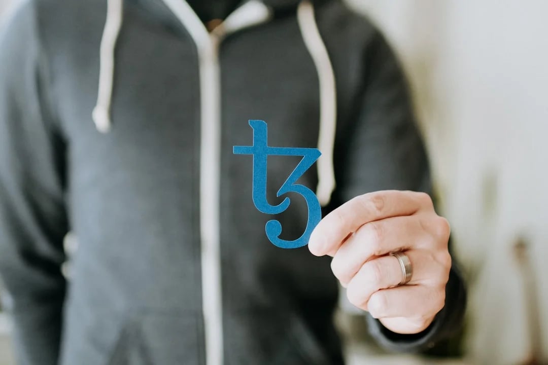 صورة لبطاقة ائتمان ذهبية موضوعة بجانب جواز سفر مصري وخريطة لمصر، تبرز كأداة حيوية للمسافرين في المقال بعنوان 'بطاقات الائتمان: أداة حيوية للمسافرين'