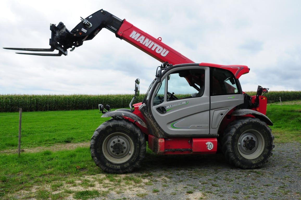 warehouse pallet racking forklift