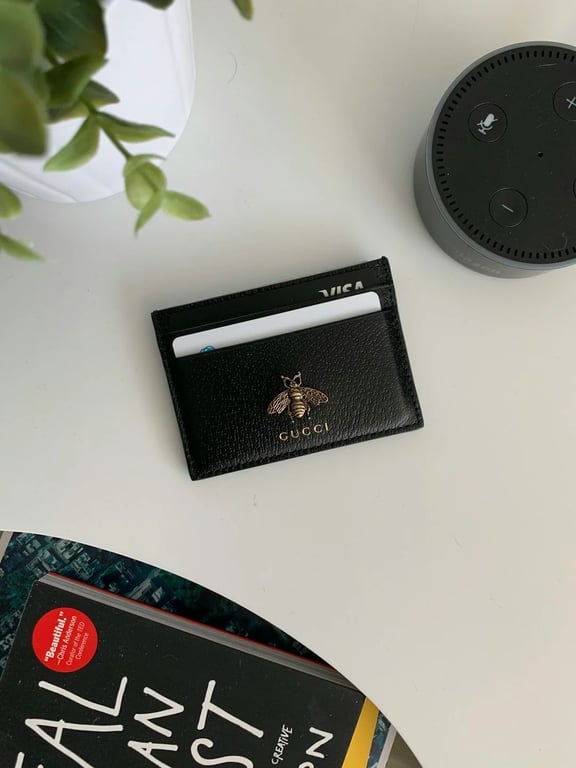 "صورة تذكرة طيران إلكترونية على شاشة هاتف ذكي، توضح تفاصيل الرحلة وتكلفة مخفضة، تمثل كيفية حجز أرخص الرحلات الجوية."