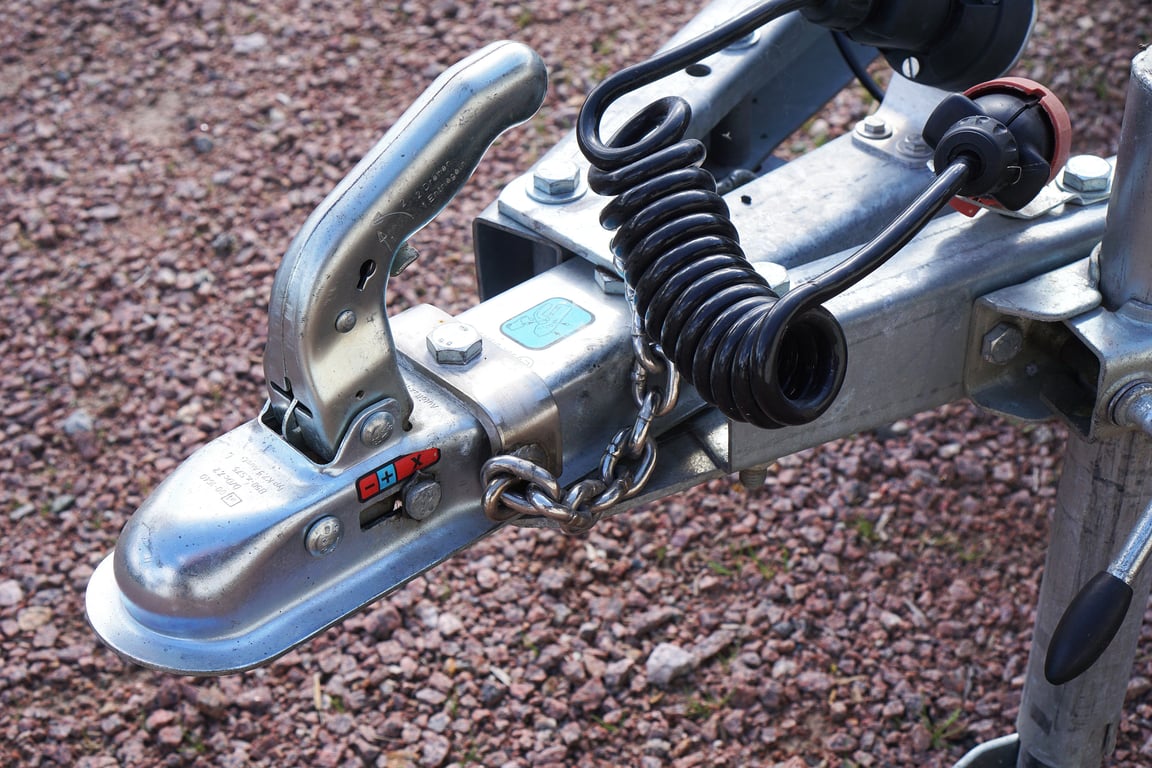 weight-distribution trailer hitch