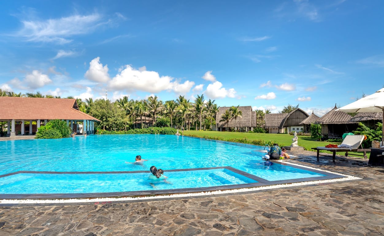 Weekly Pool Service Near Me: What Reliable Care Should Include