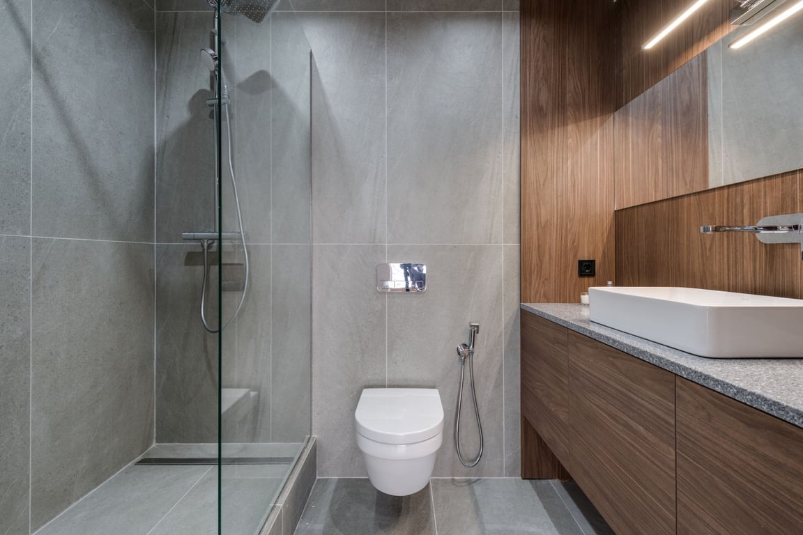 Blocked Toilet: Safe Fixes, Common Causes, and When to Call a Plumber