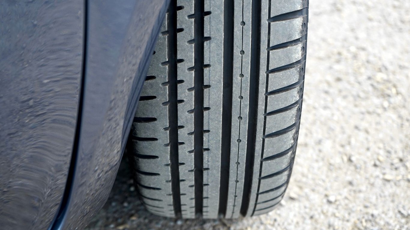 225/60R16 tire sidewall