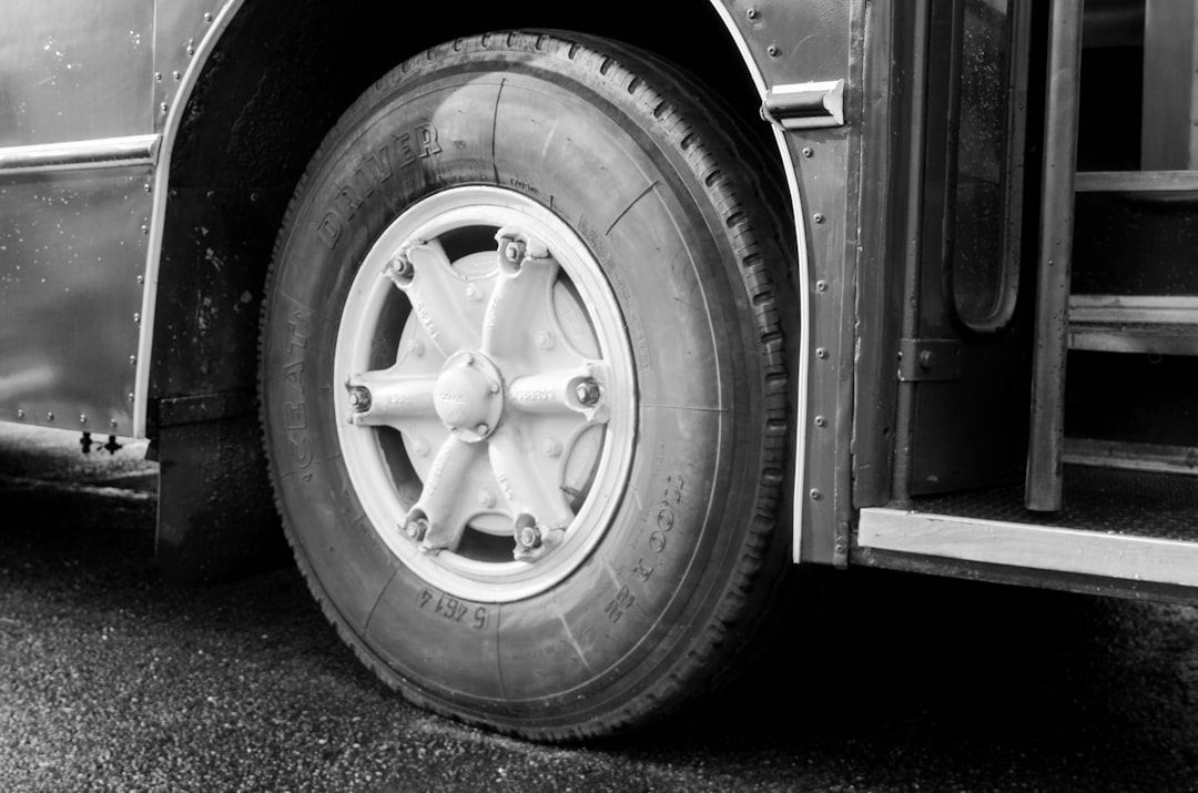 Roadside Assistance Tire Repair: When a Flat Can Be Fixed Safely