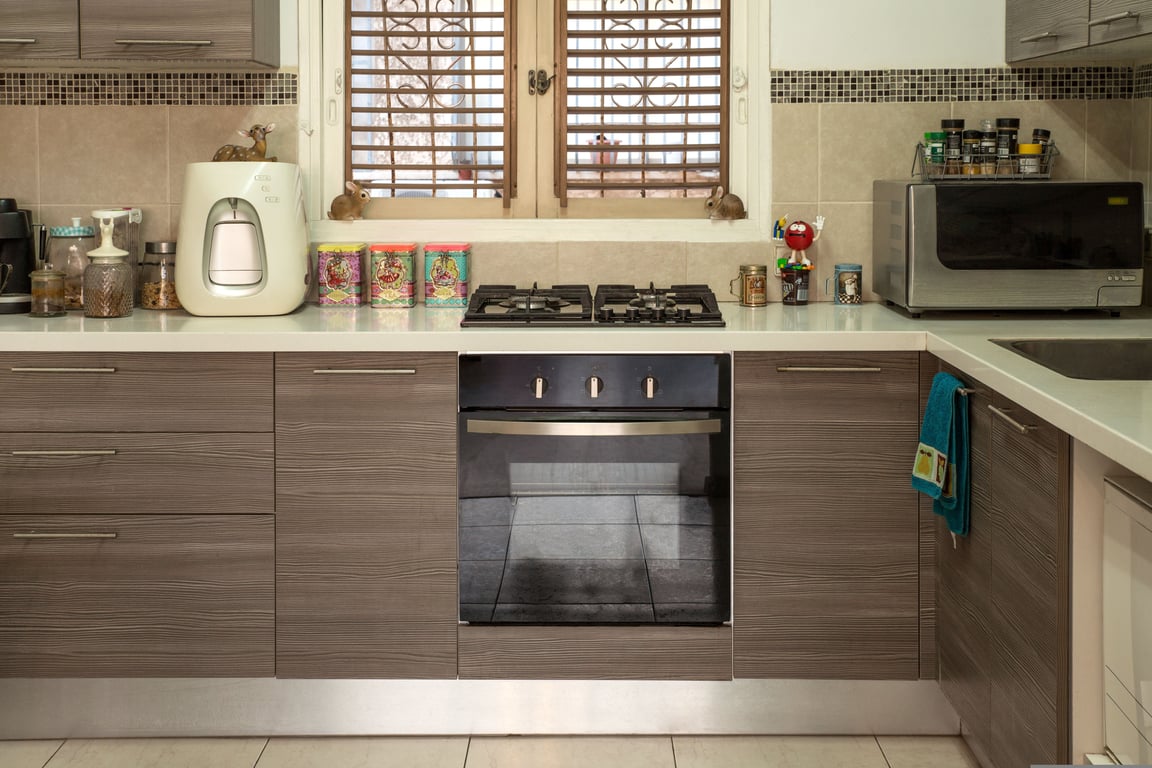 deep cleaning oven interior