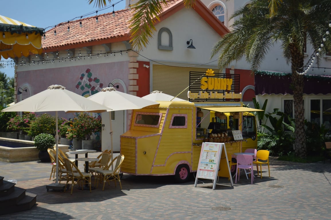 Rolling Kitchens Custom Food Trucks & Trailers: Designing for Daily Service Success