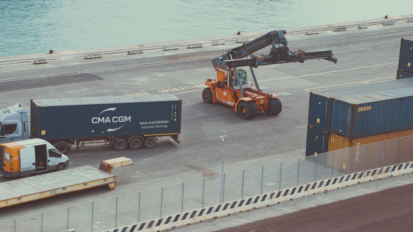 Heavy Towing: Match Capacity, Hitch, Brakes, and Load Before You Pull